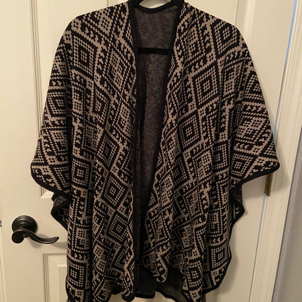 🆕Tan and black poncho / cardigan / cape / shawl